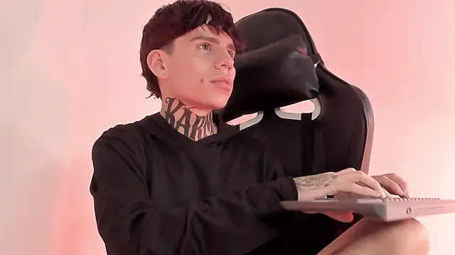 Angelcumm_ élő XXX-chatje