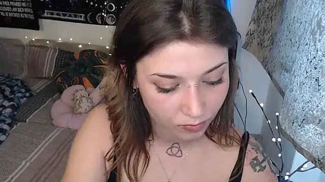 AlienforTwenty live XXX chat