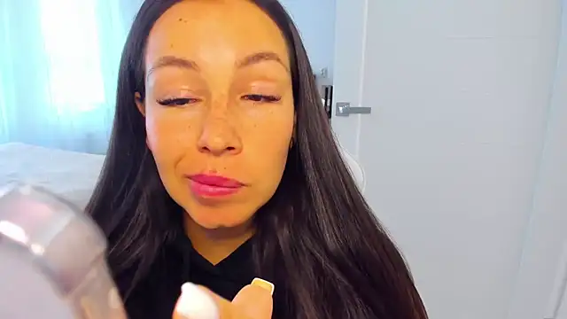 AvisFlowers Adlı Modelin Canlı XXX Sohbeti