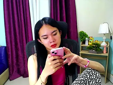 devine_goddess Adlı Modelin Canlı XXX Sohbeti