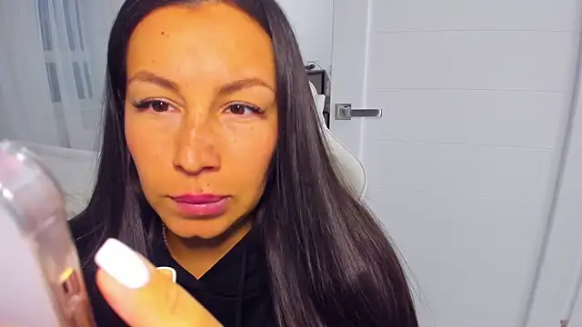 XXX chat uživo modela AvisFlowers