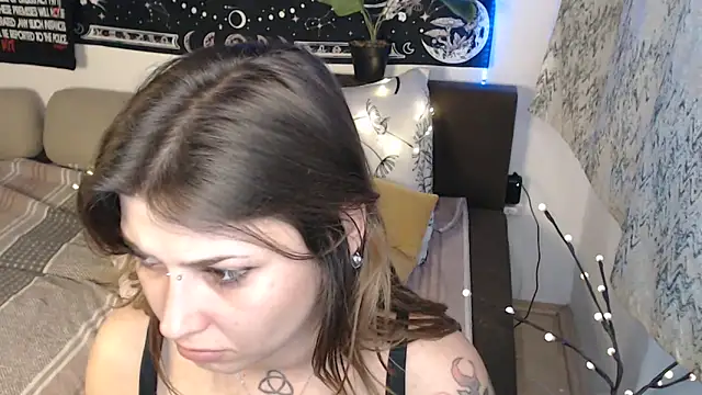 AlienforTwenty's Live XXX Chat