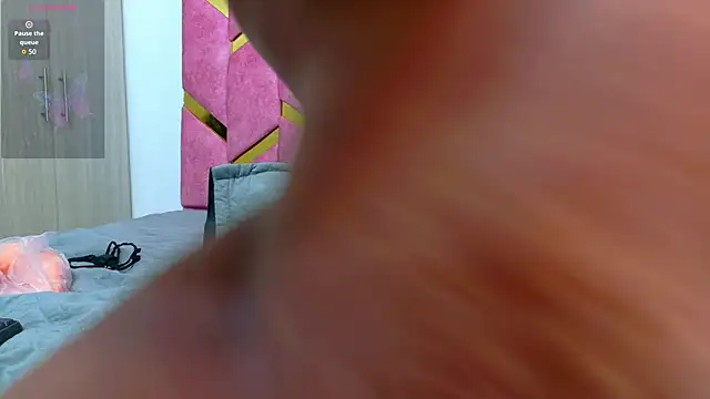 Czat XXX na żywo – hornyhousekeeper_