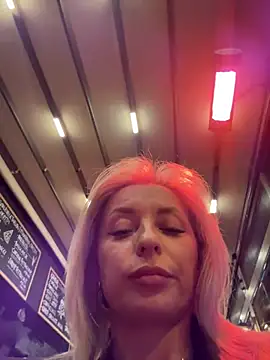 Chatroom XXX en direct de VikaBunny1