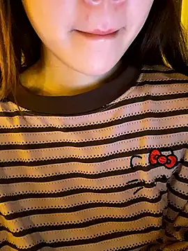 Uyennii02 Adlı Modelin Canlı XXX Sohbeti