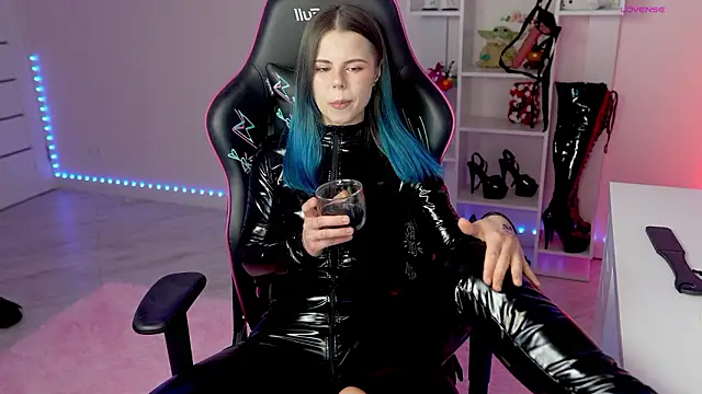 QueenAliceX Chat XXX in diretta