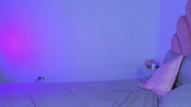 MiaColucci18's Live XXX Chat