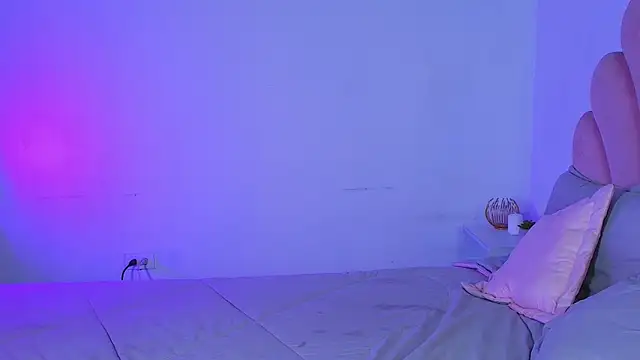 MiaColucci18's Live XXX Chat