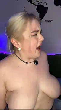 April_Vancee élő XXX-chatje