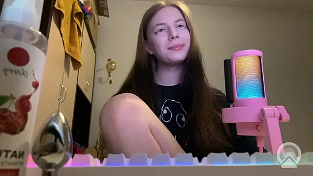 Show modela britneylovely na web-kameri