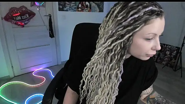 HoneySallyMoore Adlı Modelin Canlı XXX Sohbeti