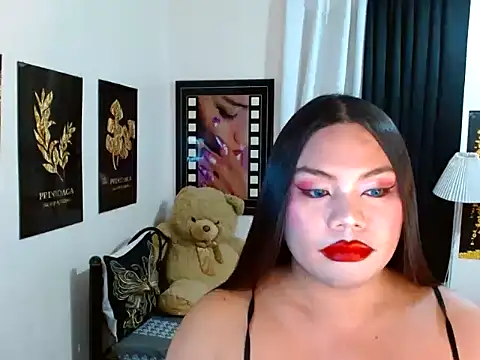 TSbrianaHugeCock webkamerás műsora