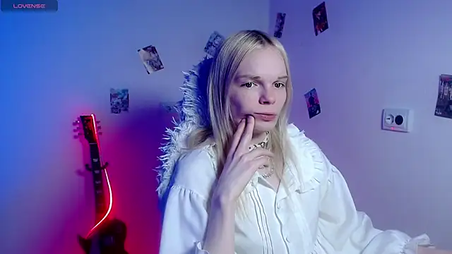 Emily_Nyaffee Show in webcam