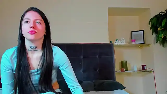 XXX chat uživo modela AdrianaCult