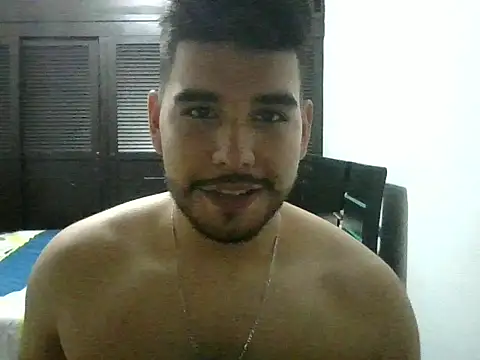 Show modela LatinBeardCali na web-kameri