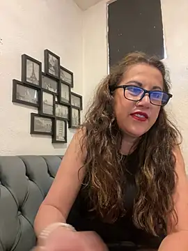 MirandaLatinaLovelyのライブXXXチャット