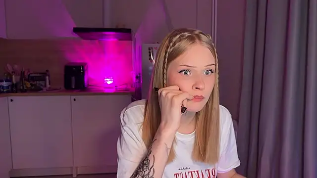 lisa_barbie Adlı Modelin Canlı XXX Sohbeti