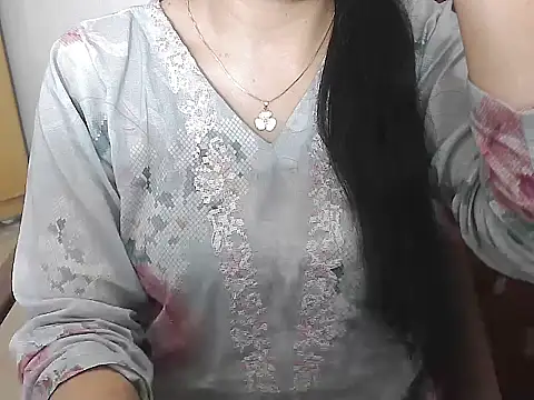 Chanchal--Navya Adlı Modelin Canlı XXX Sohbeti