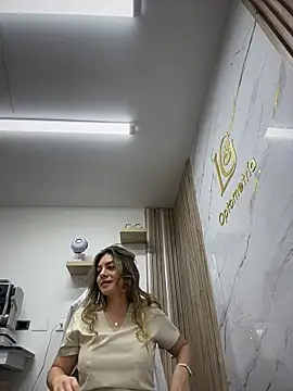 alicee16 Adlı Modelin Canlı XXX Sohbeti