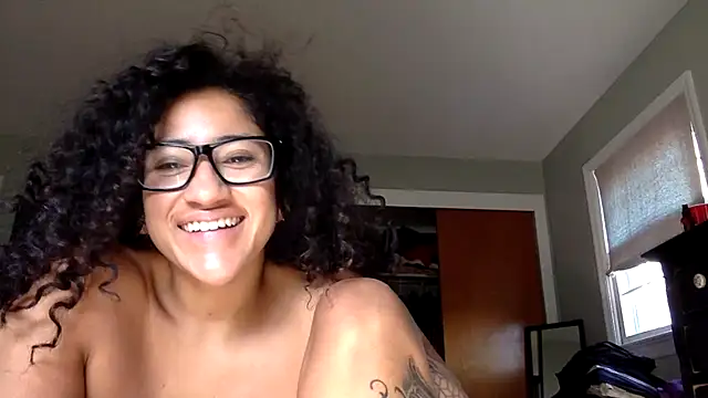 LatinaLoka's Live XXX Chat