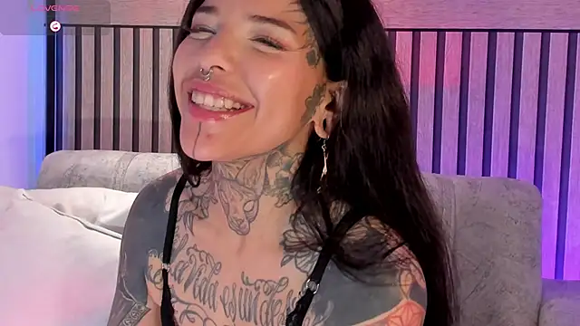 دردشة NinaInk الجنسية المباشرة