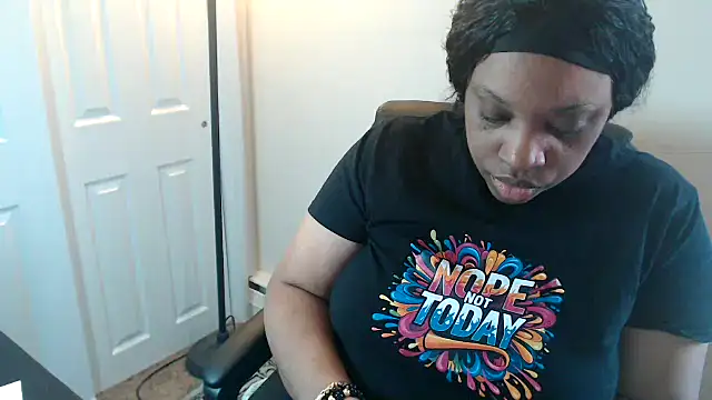 Sexymona1218: онлайн-секс-чат