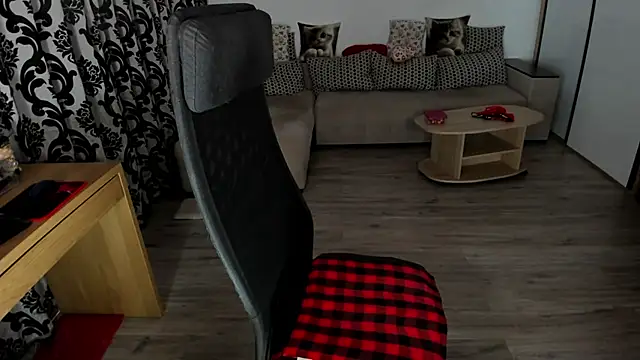 Chat +18 de Charlotte_Diamonds ao vivo