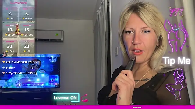 AtomBlondyn Webbikameraesitys