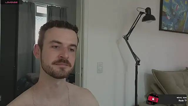 Chat XXX en directo de Breezee_