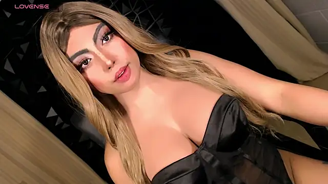 BarbieHugeCockTS Show in webcam