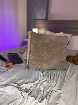 MiilaBlake: δια δικτυακό σόου στην κάμερα