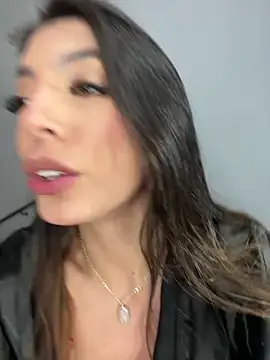 Chat +18 de NINA_ROSEE397 ao vivo