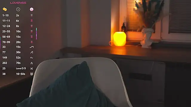 OssieCrews Show in webcam