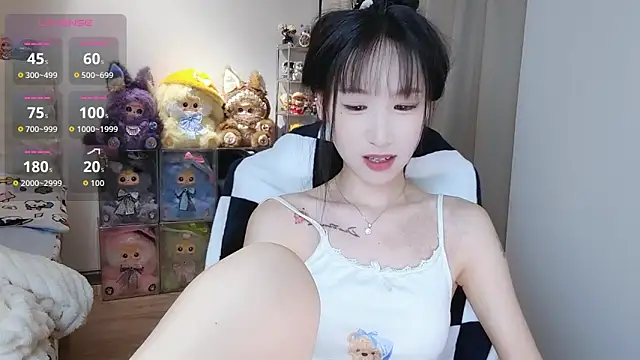 Show modela M-OTT_ na web-kameri