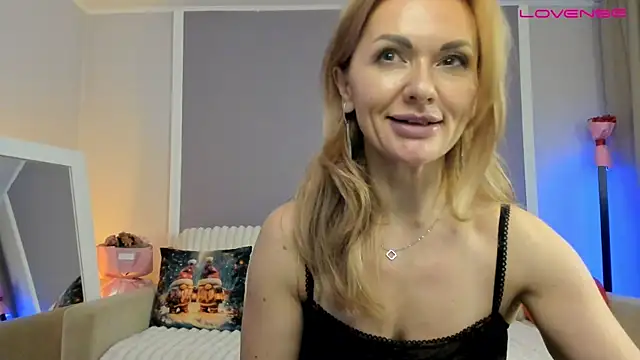 Chat XXX en directo de Monika-peach