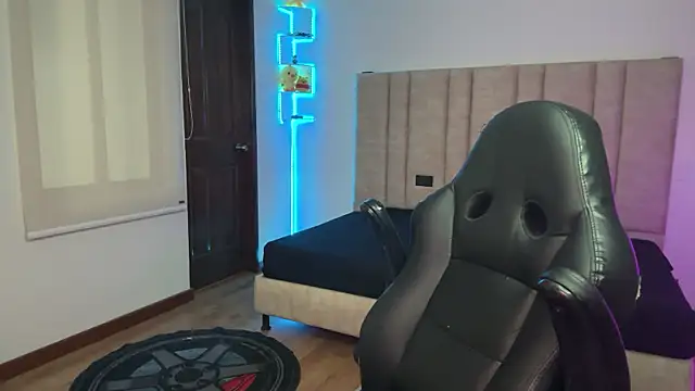 CHRIS_MORGAN1: διαδικτυακό σόου στην κάμερα