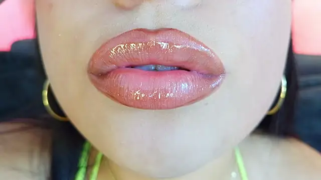 mia_roux1 Adlı Modelin Canlı XXX Sohbeti