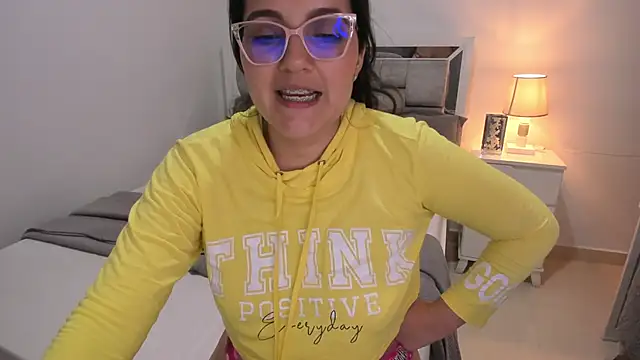 Camilaa_bueno Adlı Modelin Canlı XXX Sohbeti