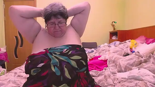 HugeTits Show in webcam