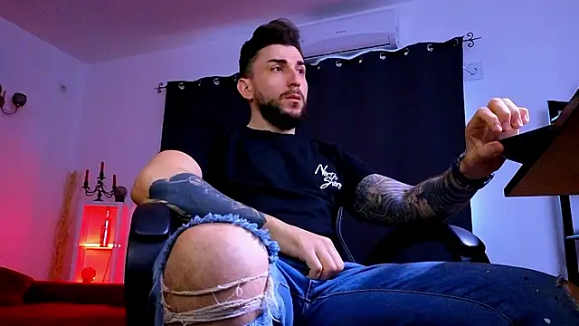 MightyAaron66's Live XXX Chat