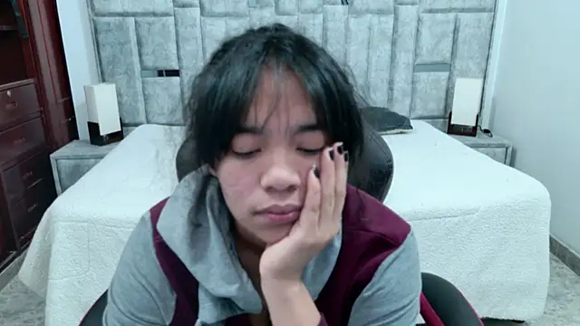 Онлайн чат XXX laureentt_