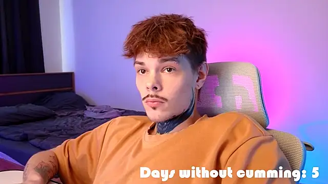 Pertunjukan Kamera Web DENIS_HERE