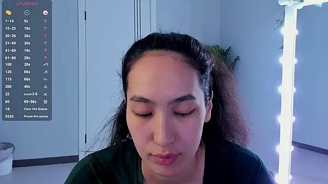 FlirtyAura's Live XXX Chat