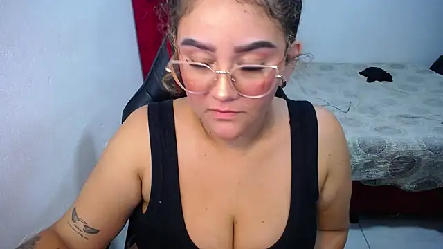 loly_bigbooty4u's Live XXX Chat