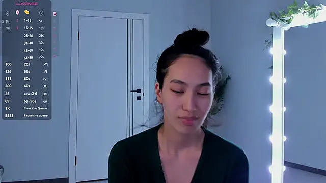 FlirtyAura's Live XXX Chat