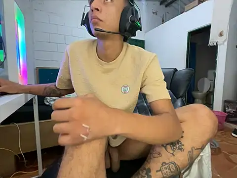 Max_TheHorseDick Chat XXX in diretta