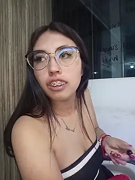 Valk_submissive live XXX chat