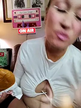 TheDimeのライブXXXチャット