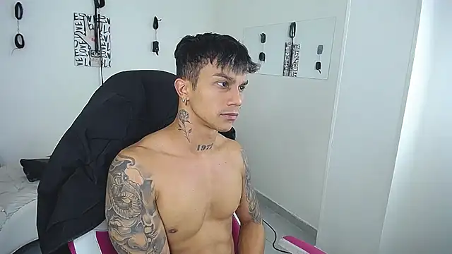 Leonard_Price Live XXX Chat