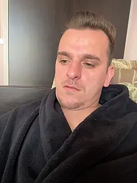 Pokazy przed kamerką – Huge_cock22cm